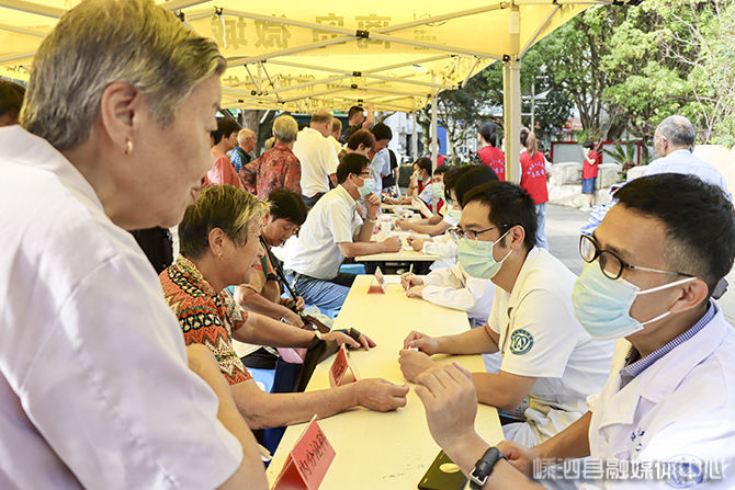 重阳节|县人民医院：情暖重阳节 义诊送健康