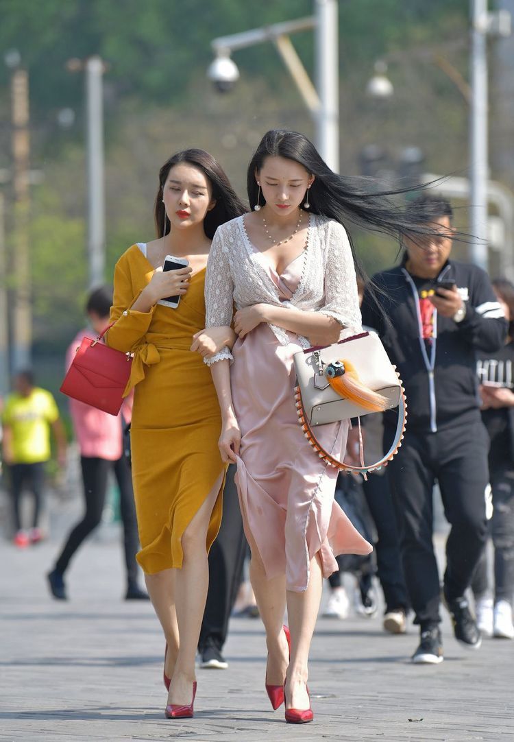 裤子|街拍:同穿黑色裤子的时尚小姐妹,气质共存,颜值也是相当高