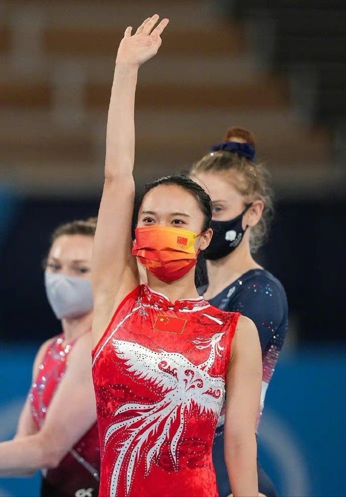 朱雪莹|朱雪莹刘灵玲霸气包揽金银牌,穿金凤旗袍闪耀全场,东方美惹瞩目