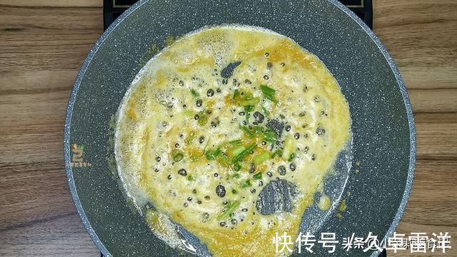 蒸茄子时,万万不可直接蒸,多加一步,茄子雪白不黑,鲜嫩有食欲