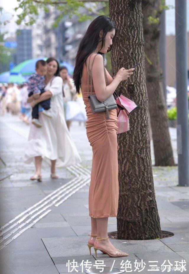 淡红色连衣裙搭配金色低跟鞋,青春靓丽,气质迷人