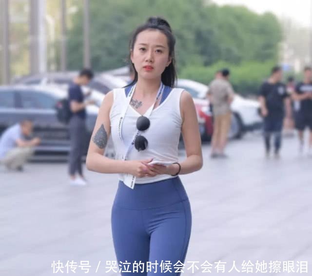 帅气打底裤彰显青春的魅力,可以展现一种清新自然的美丽!