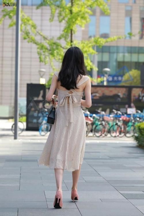 吊带紧身连衣裙,展示性感好身材,时尚潮流有魅力