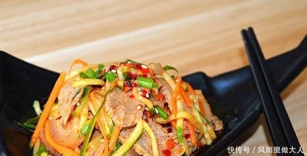 简简单单的一个小菜,一端上桌就被抢光了