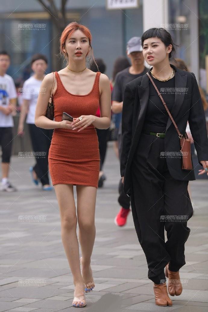 街拍没办法,天气太热了,那就让裙子“短”一点
