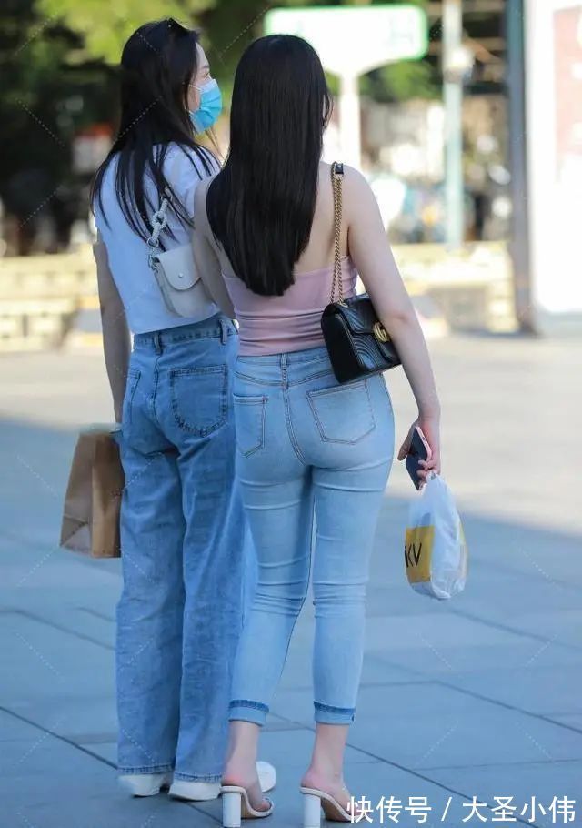 打底裤 美女街拍:粉色吊带搭配牛仔打底裤,漂亮的剪裁,面料很适合。