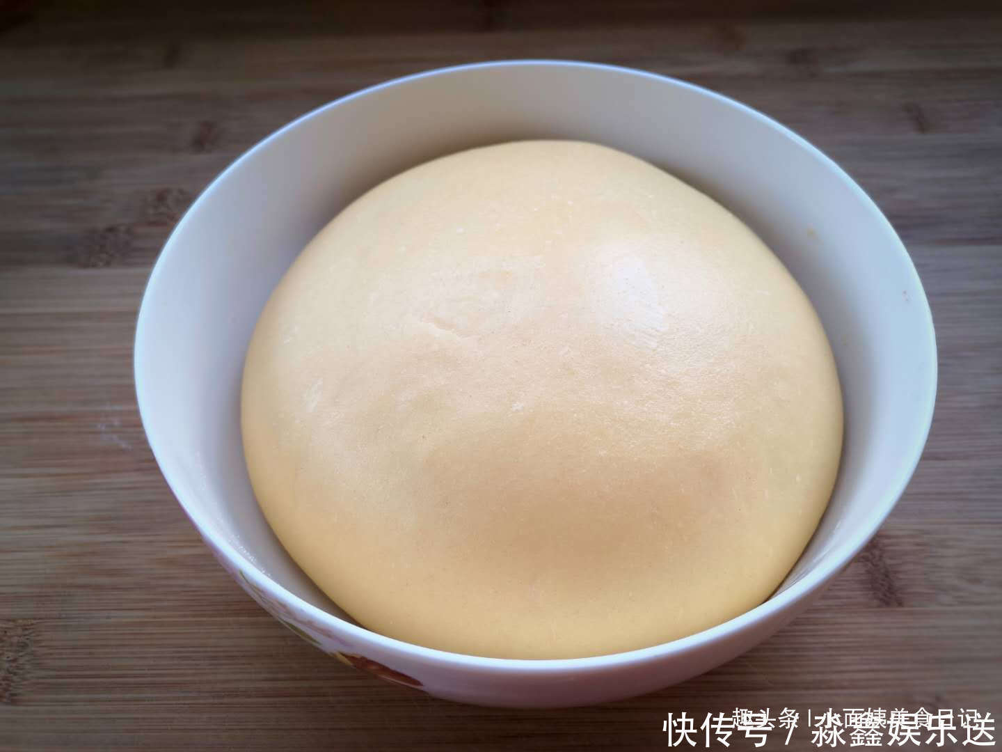 做法|最近面包这个做法火了,家里烤箱都用不上,金黄香甜,松软又拉丝