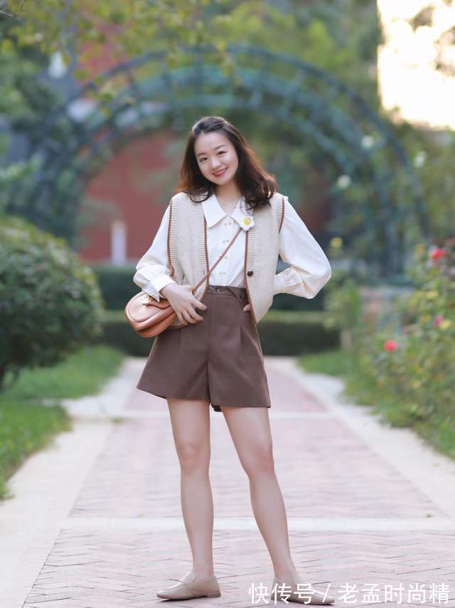 小蛮腰|微胖女生怎么穿才好看？西服外套搭配T恤和黑色短裤，显高又显瘦