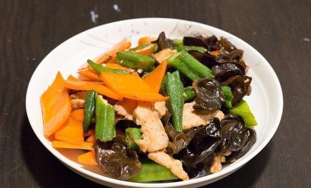 周末亲戚来家里吃饭,弟媳下厨做了11道菜,大伙吃了一锅米饭