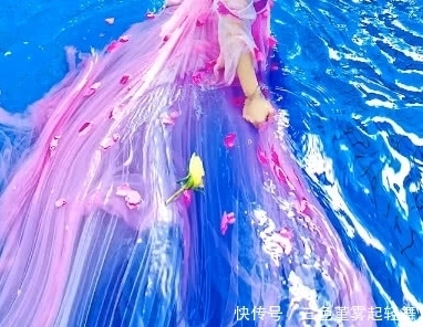 游过来|奇闻:新娘在泳池拍照,一个男人却悄悄游过来,成片拍出惊艳画面