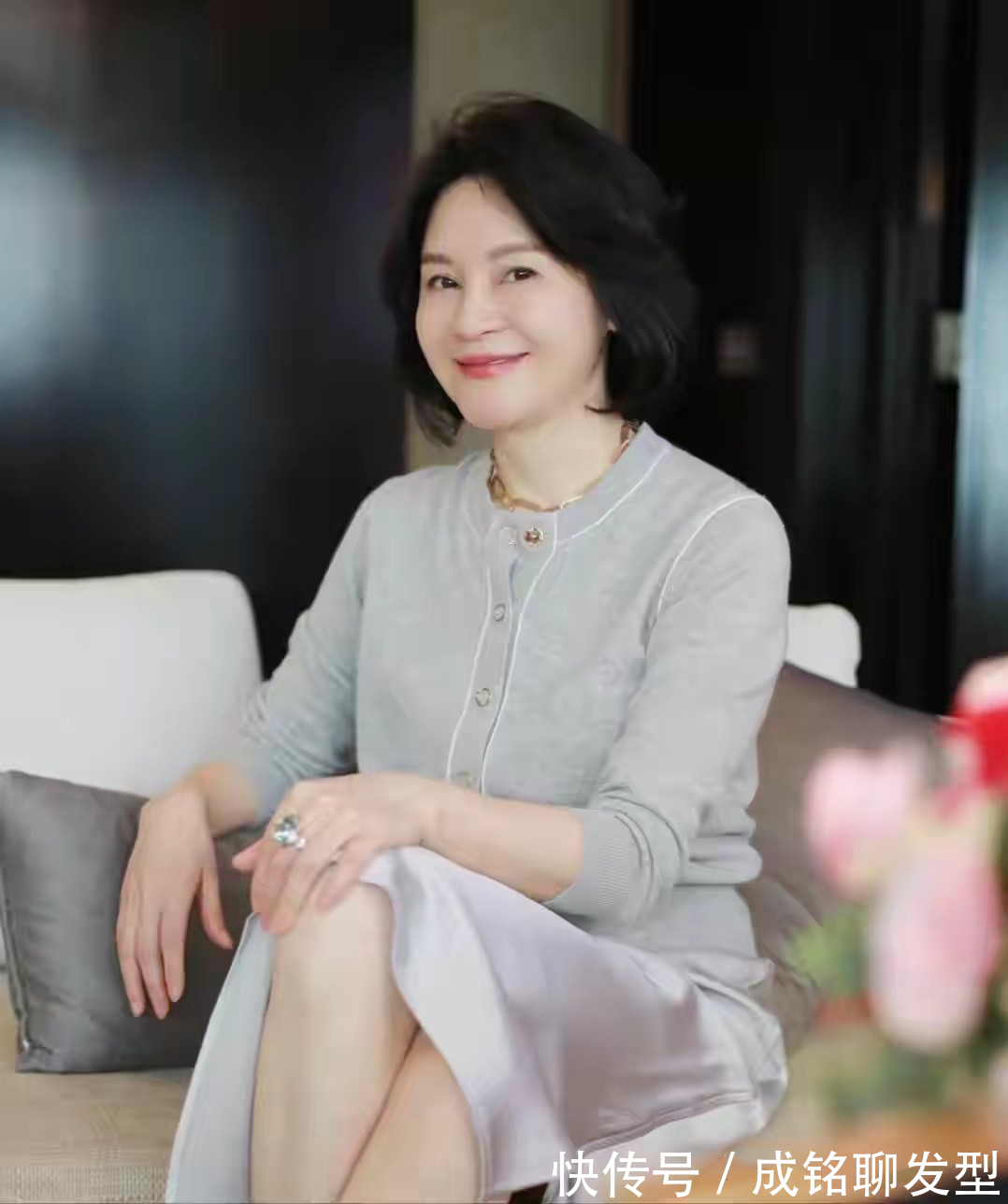 装扮|这才是50岁女士该有的装扮,自然真实不装嫩,精致优雅又有女人味