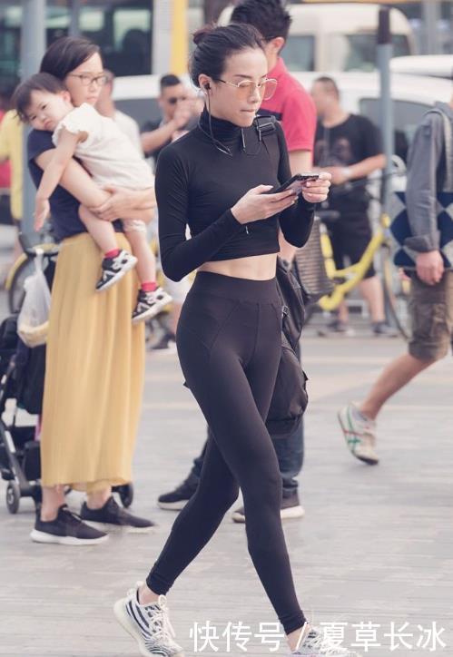 底裤|街拍紧身打底裤美女,魅力十足,勾勒出完美的身材曲线