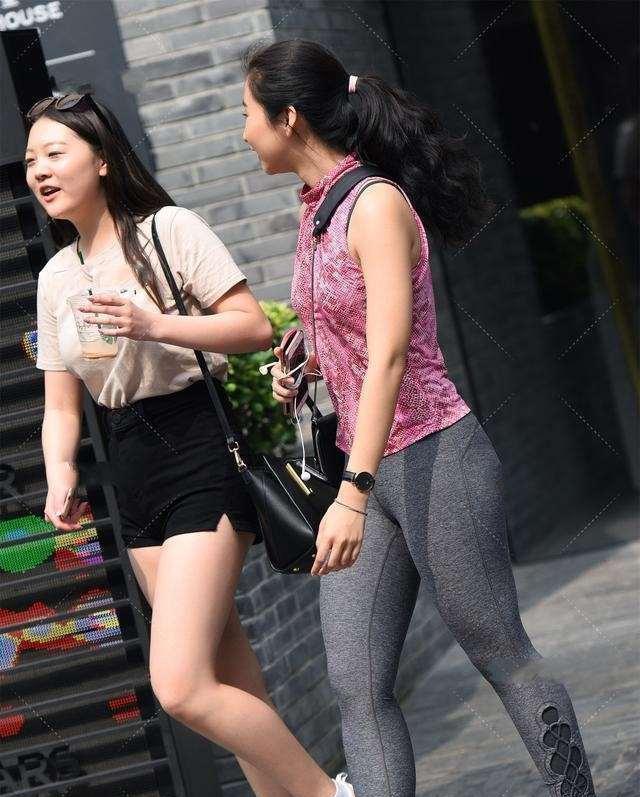 高跟鞋 简单装扮的瑜伽裤显得干净挺阔,照亮姑娘如玉的容颜,经典时髦