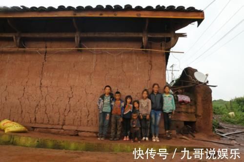 自信|两个穷人家的“自制书包”扎心了:一个让娃自信,一个让娃自卑