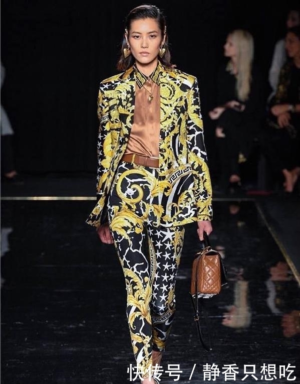 时髦|刘雯惊艳了!无眉妆配喷绘大衣也不丑,见到过的最高级的另类时髦