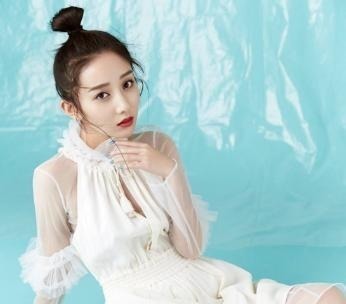 她是非誠勿擾最美女觀眾,卻因為鏡頭不經(jīng)意一掃,進(jìn)入了演藝圈