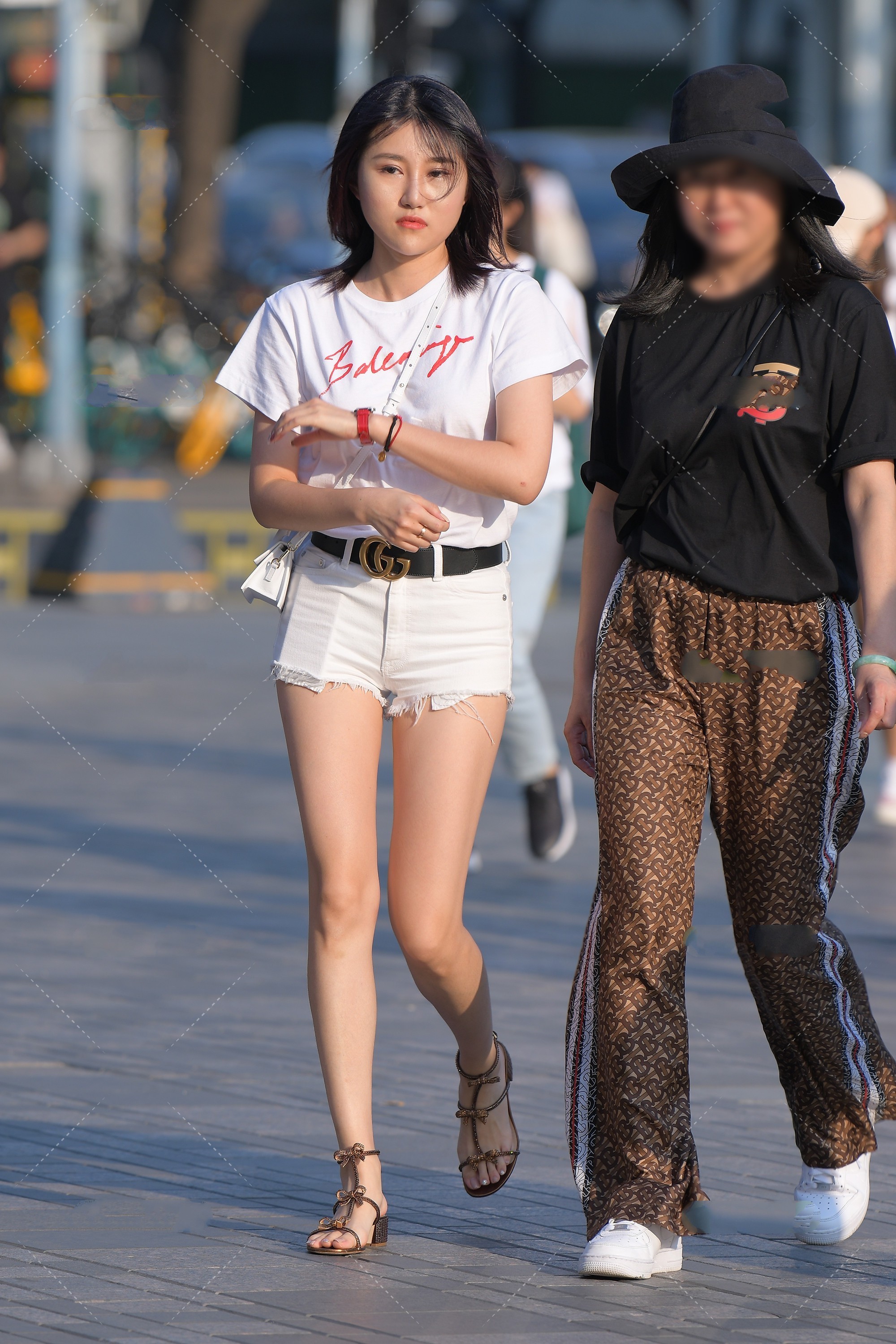 短袖|美女街拍:短袖搭配浅色裤子,纯白色的搭配显得很青春