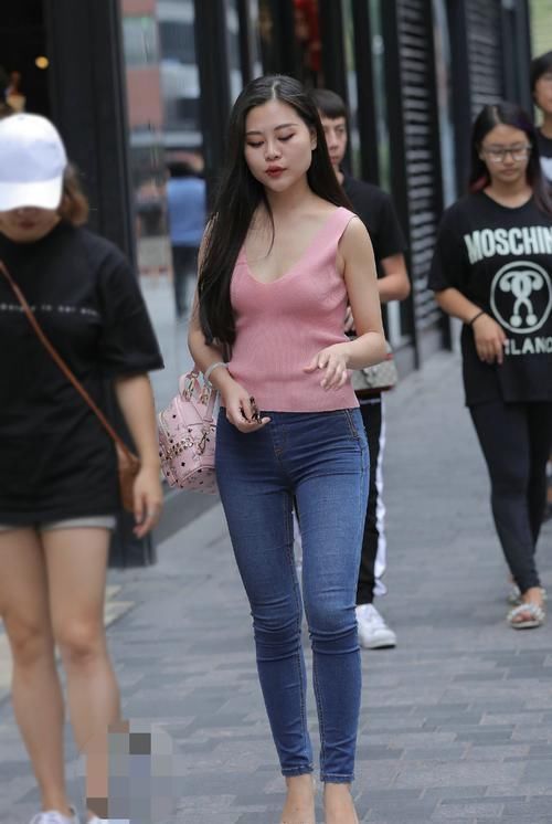 回头率|粉色背心搭配牛仔裤，穿一双高跟鞋，小姐姐回头率老高了