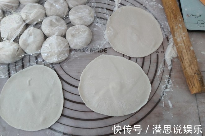 韭菜盒子的家常做法，皮薄馅大而且不出水，香酥又入味，超级解馋