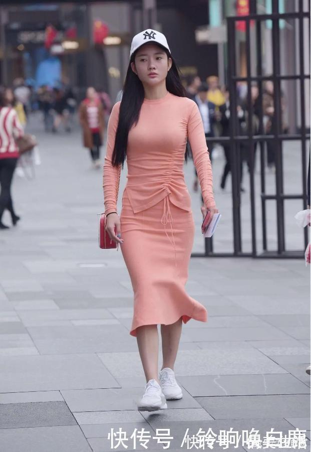 小姐姐|肉粉色包臀裙搭配平底小白鞋,简约时尚,青春减龄