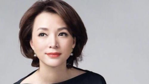 “朗读者”董卿收入曝光比常人高出很多,走近才女董卿