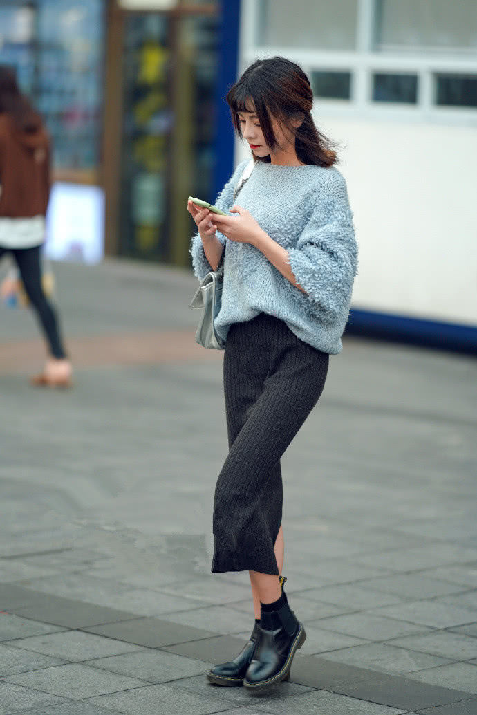  长裙|街拍：喜欢穿低领长裙的小姐姐，身材都很迷人