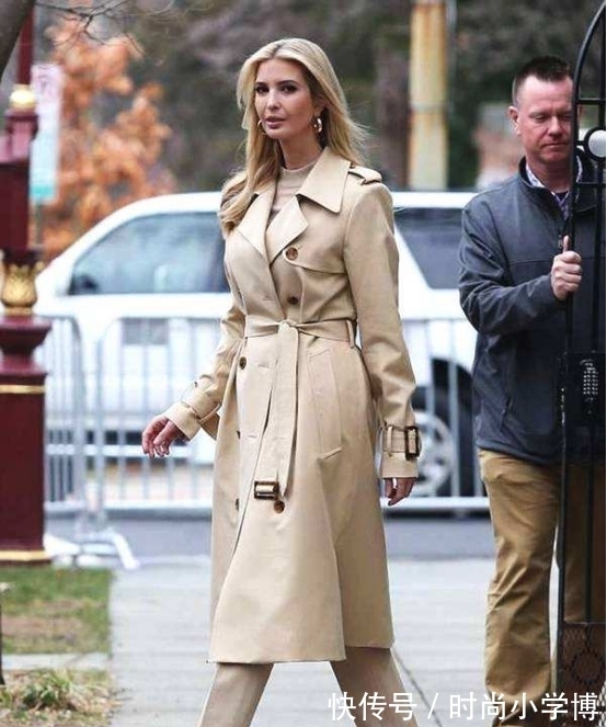 御寒 伊万卡穿外套御寒,衣服上用绳子打个蝴蝶结,窈窕曲线真有模特感