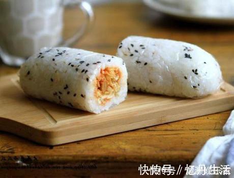 剩米饭升级做法,不炒不煮也不煎,两手一捏,我连吃了3天也不腻