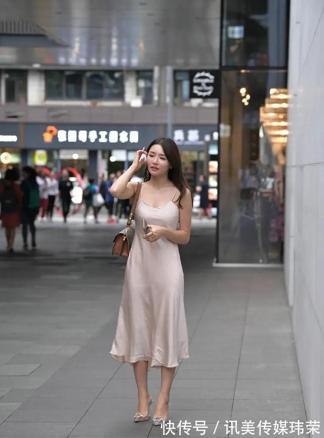街拍|街拍美图 吊带连衣裙穿搭的小姐姐