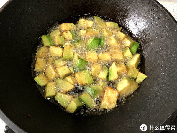 红烧肉|做红烧茄子，不要直接下锅炸，这样做，茄子外焦里嫩还不吸油