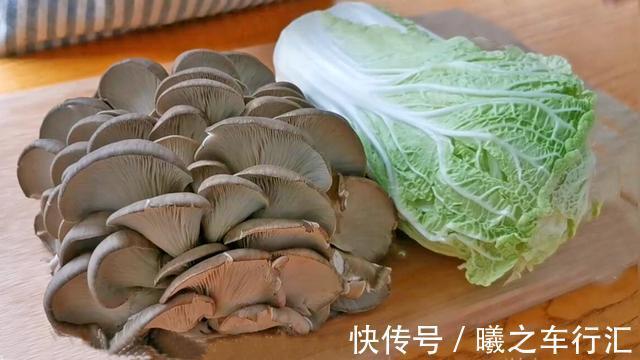 做法|白菜里加一把蘑菇，教你新做法，不炖不炒，太香了，出锅就扫光
