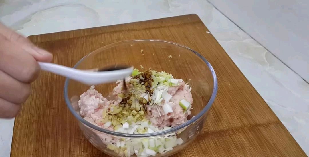 到吃萝卜的时候,我教你怎么做萝卜肉丸它们味道鲜美,但不油炸你吃得越多,它们就越香