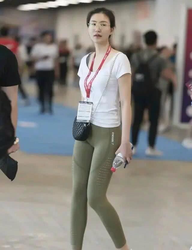 高挑美女这样穿搭,成功塑造了自己的青春气场