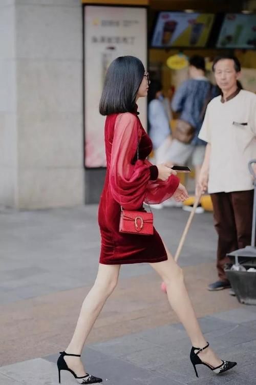 小姐姐脚上一双方扣的尖头高跟鞋，走出她那优雅的身姿