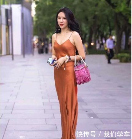 女士 橙色小吊带裙搭配粉色包包,贴身舒适,展现成熟风情!