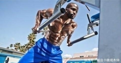 双杠臂|新手都在做俯卧撑,老手却拿双杠臂屈伸练胸,这两个动作差在哪