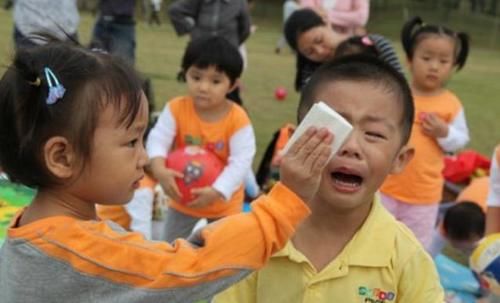 幼儿园老师坦言：第一天上幼儿园不哭的孩子，多半有这3种父母