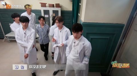 密逃3|《密逃》何炅再度加盟表现不佳？将机会让给刘耀文，人品高下立见