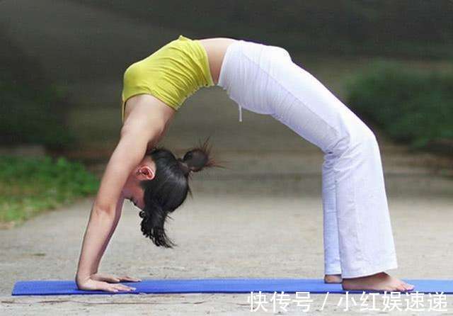 右脚|腿部脂肪太厚几招瑜伽体式,修炼一双大长腿,纤细美丽更迷人
