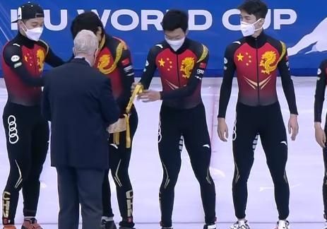 金牌|中国队夺冠!武大靖被撞受伤,被动换人逆天改命,互戴金牌太有爱