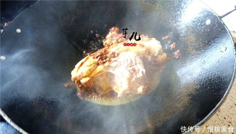 最好吃经典的牛肉面做法,汤汁鲜美浓稠,牛肉软烂入味,太过瘾