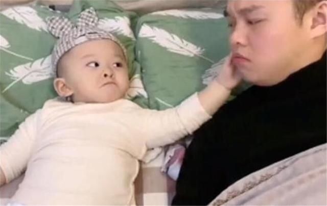 教娃|宝宝嫌呼噜声太吵,转身给宝爸“上了一课”穿尿不湿的不好惹