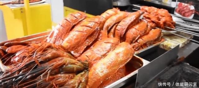 大叔路边卖这种“烧烤”,30元一条,路人不敢吃,顾客不多见了!