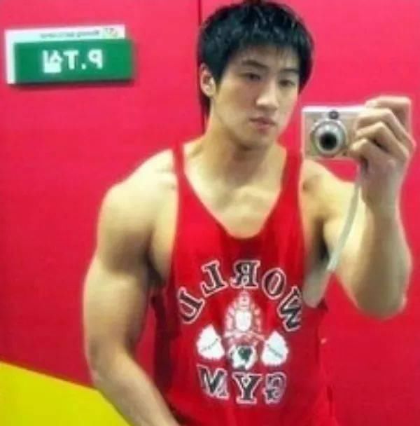 场面|当黄哲勋遇上E杯小姐姐，胸肌完全不输，场面一度十分尴尬