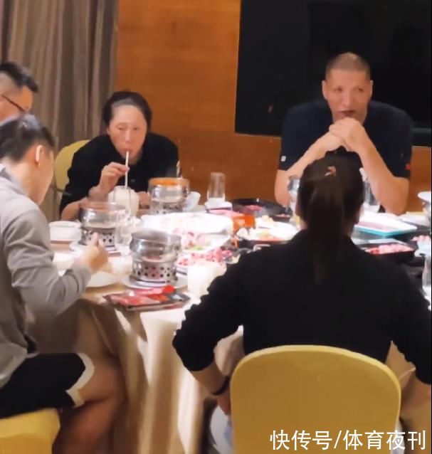 吉布森|郭艾倫弗格甜蜜互動，首鋼組豪華后場三巨頭，內(nèi)蒙古女籃涮火鍋!