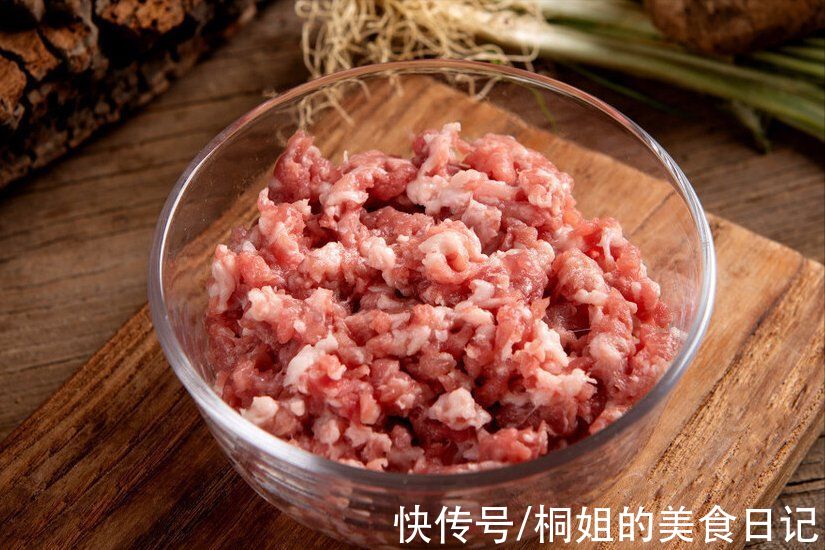 白菜做馅别用盐腌,只需多加一步,馅料不出水,吃着鲜美又多汁