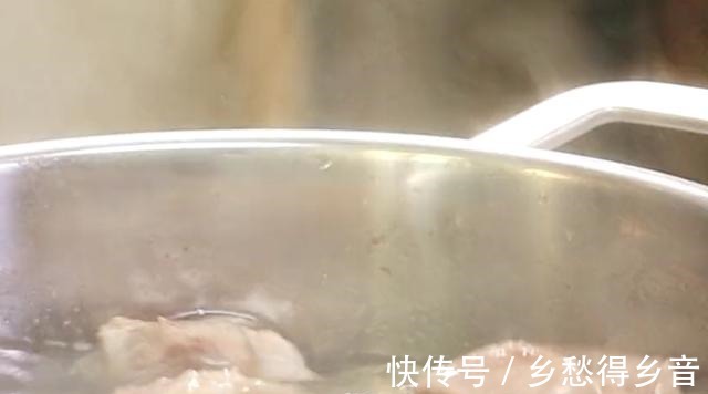 青红菜椒|排骨这样做真美味，搭配萝卜干焖着吃，鲜嫩又营养，家人都爱吃！