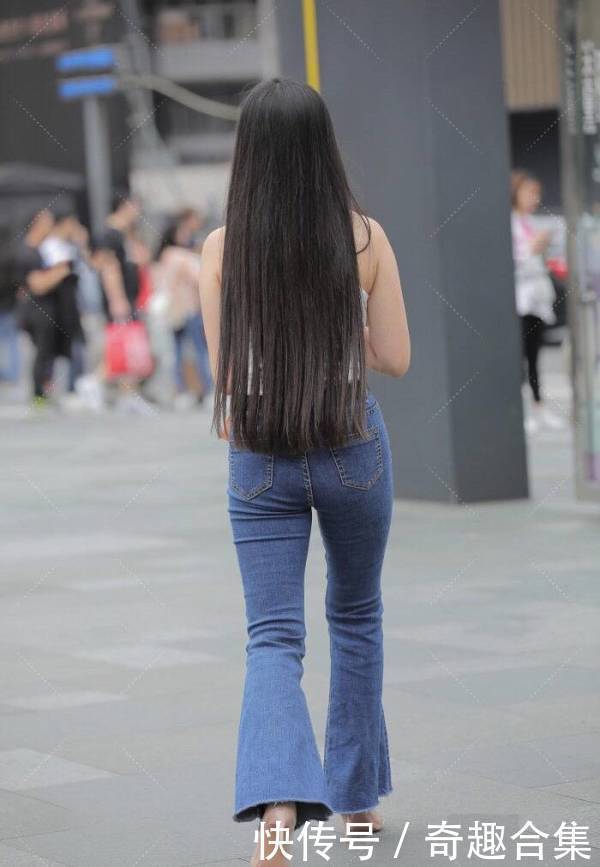 街拍吊带衣塞进喇叭裤提高腰线，微胖也能轻松彰显自己的大长腿