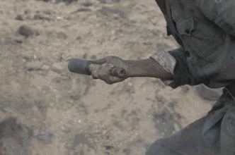 |搞笑GIF:当她转身的那一刻,我手里的板儿砖已经不淡定了。