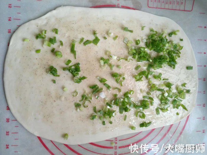 面饼|死面烙饼怎么做不发硬?关键是和面,老师傅教你做法,酥软层次多